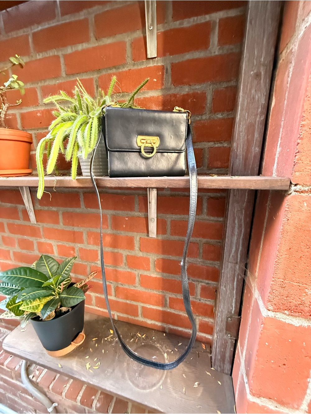 Ferragamo Early 90’s Classic Black Leather Crossbody Bag with Gold Hardware - Picture 7 of 8